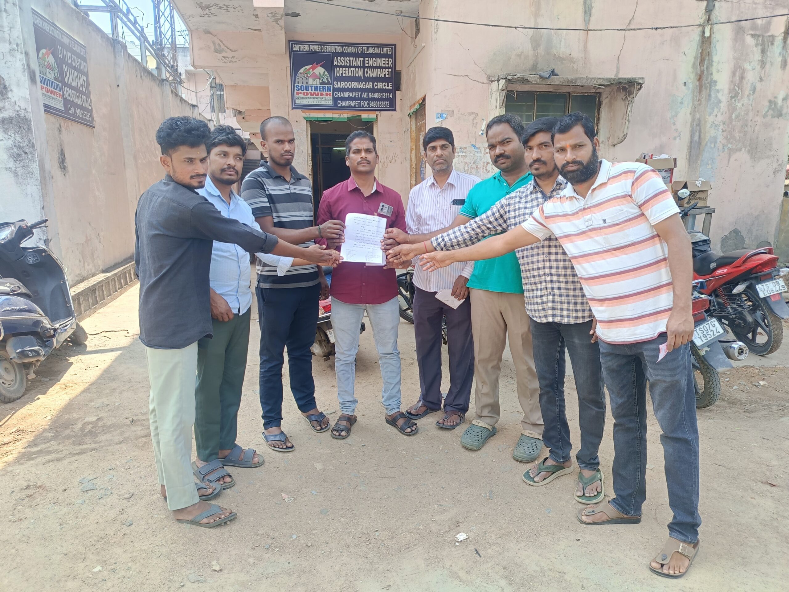 చంపపేట్ డివిజన్ కరెంట్ ఆఫీస్ వద్ద మీటర్ రీడర్ల గళం