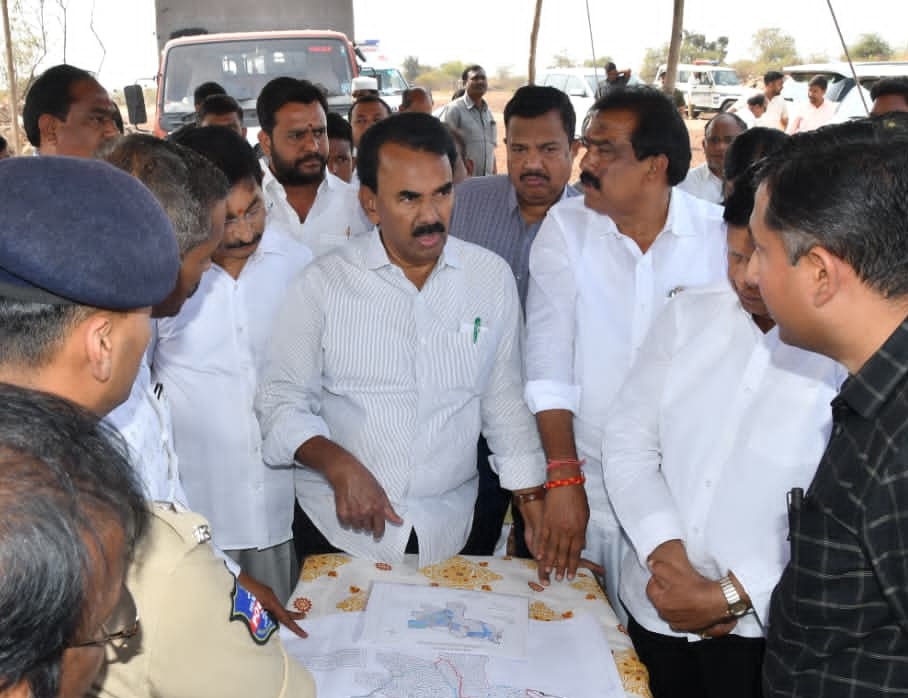 పెండింగ్ ప్రాజెక్టులను పూర్తిచేస్తాం: జూపల్లి