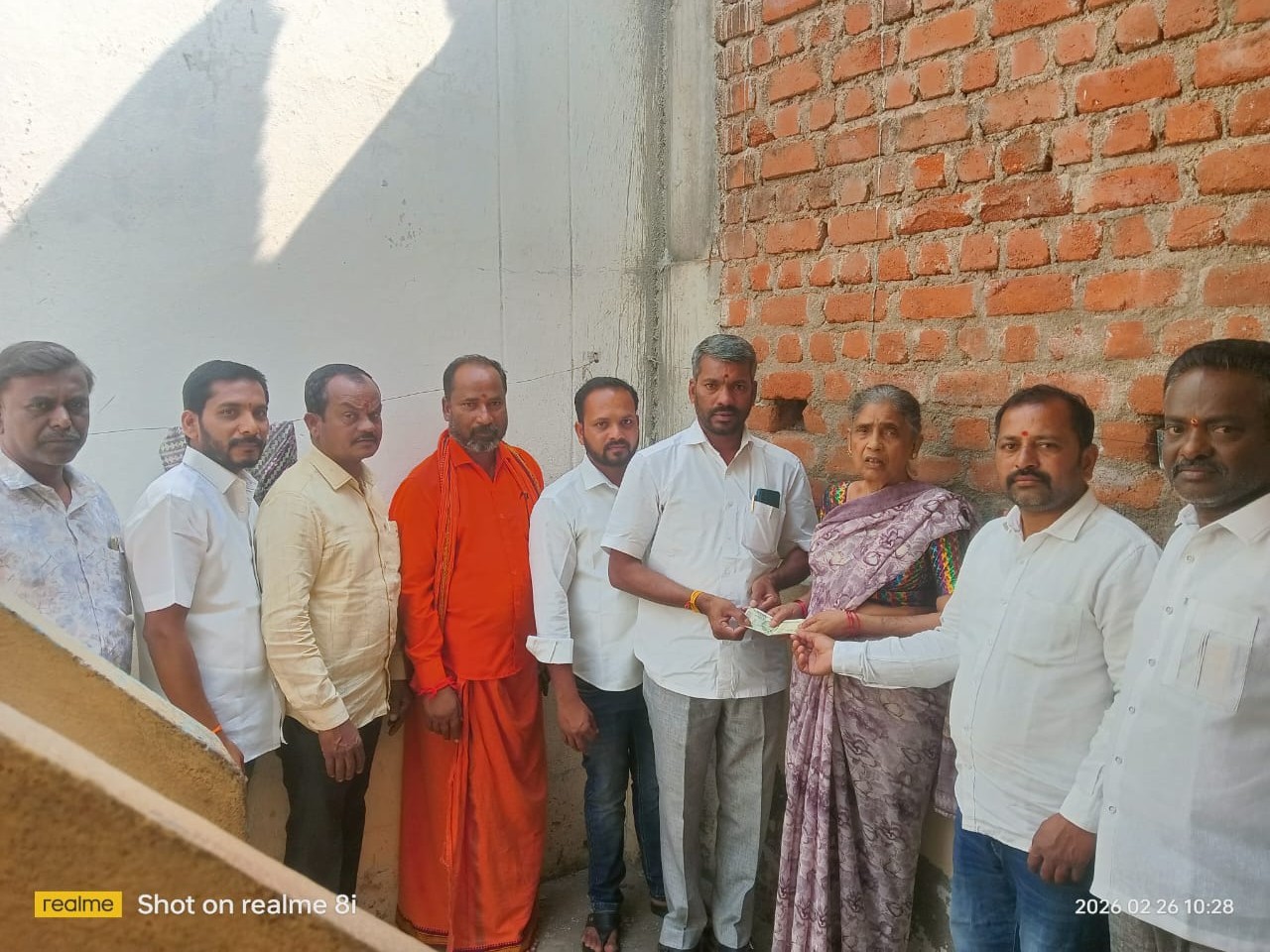 మృతిచెందిన రేషన్ డీలర్ కుటుంబానికి ఆర్థిక సాయం