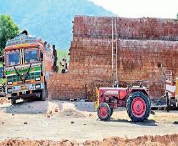 అధిక లోడ్‌తో ఇటుక ట్రాక్టర్లు.. స్థానికులు ఆగ్రహం