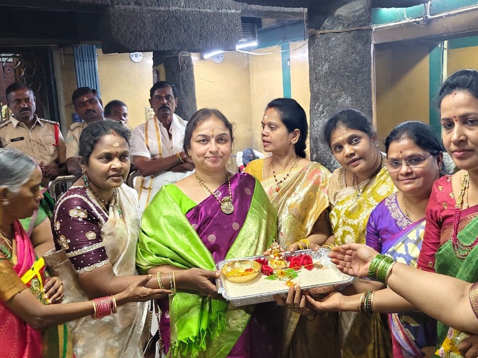 పల్లికొండేశ్వర స్వామికి బంగారు తాళిబట్టు వితరణ