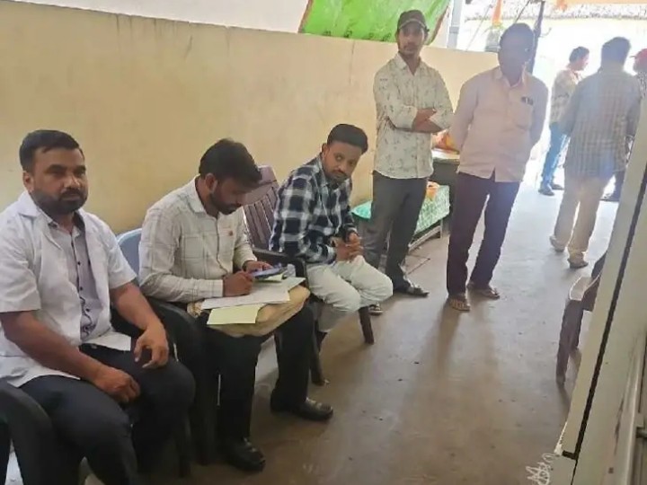 పాల కేంద్రాల్లో అధికారుల దాడులు