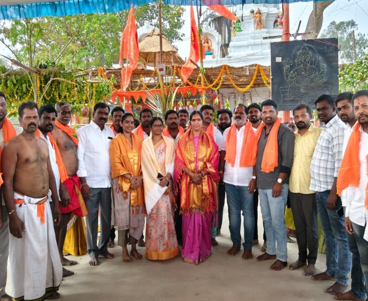 దేవాలయంలో ప్రత్యేక పూజలు నిర్వహించిన మాజీ ఎమ్మెల్యే