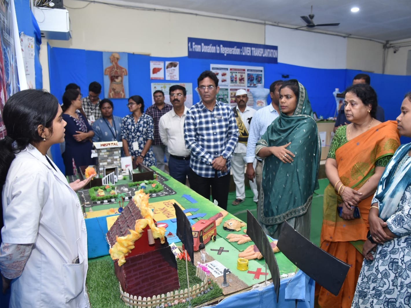 మెడికల్ ఎక్స్పోను సందర్శించిన కలెక్టర్