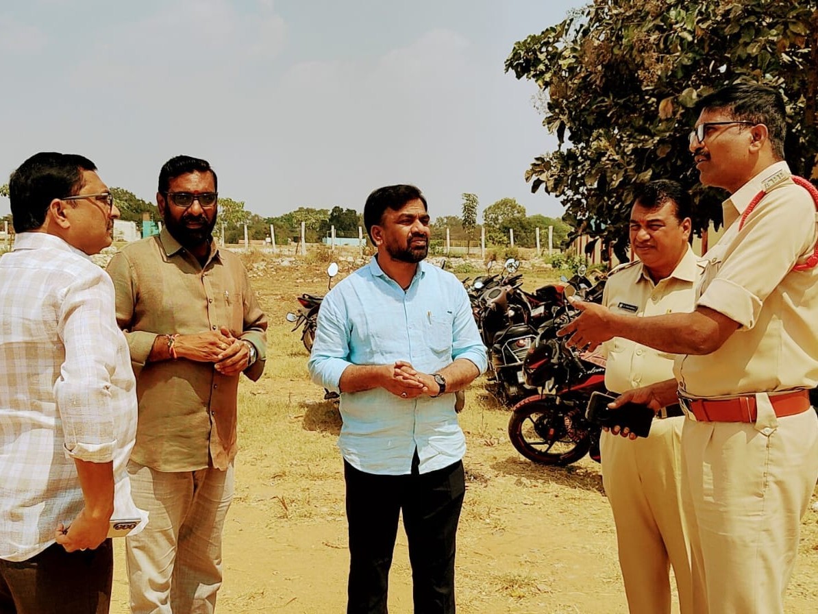 వాహనాల పార్కింగ్‌కు స్థల పరిశీలన