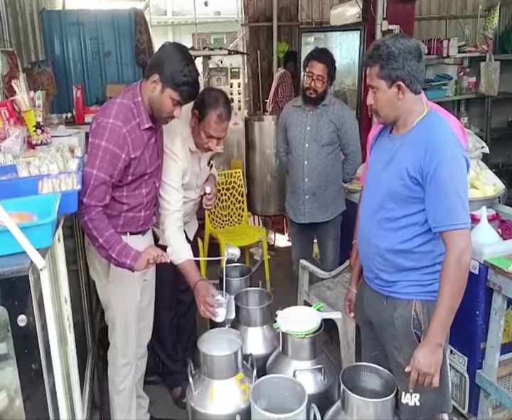 పాల కేంద్రాలపై ఫుడ్ సెఫ్టీ అధికారుల దాడులు