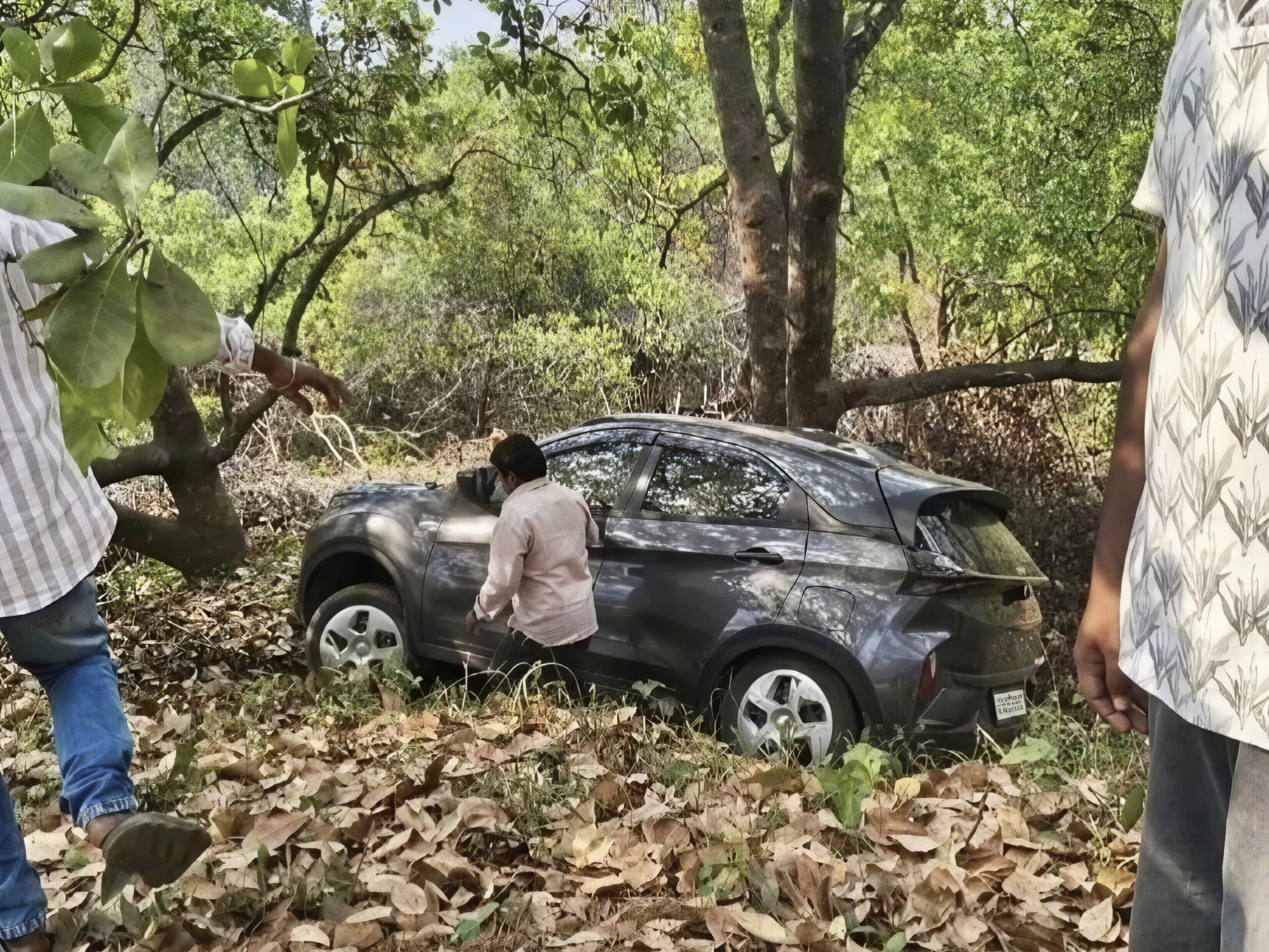 జీడి తోటలోకి దూసుకెళ్లిన కారు