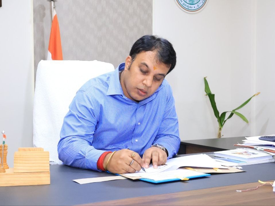 కలెక్టర్‌గా సందీప్ కుమార్ ఝా బాధ్యతల స్వీకరణ