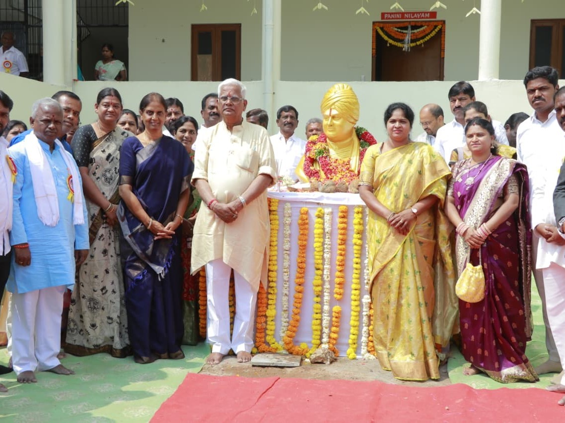 నూతన తరగతి గదుల ప్రారంభించిన మాజీ మేయర్