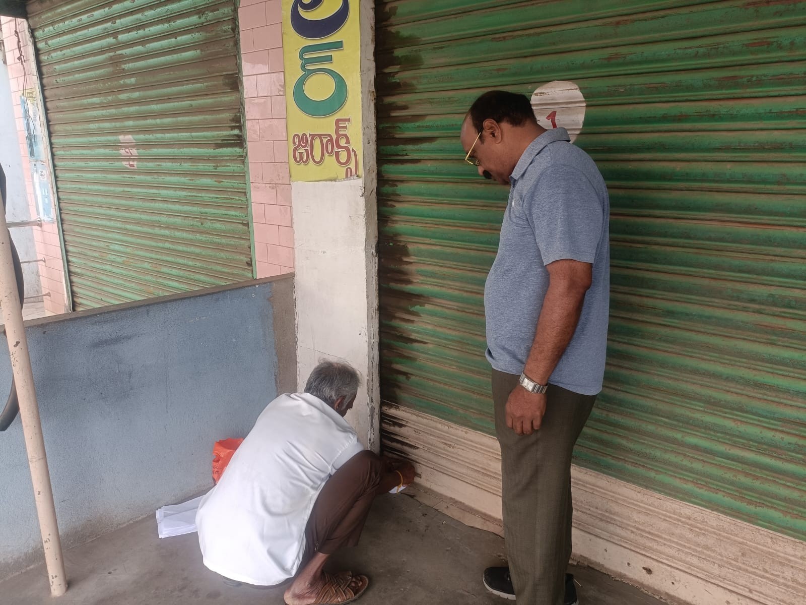 పన్నులు చెల్లించని షాప్స్‌కు తాళాలు వేసిన అధికారులు