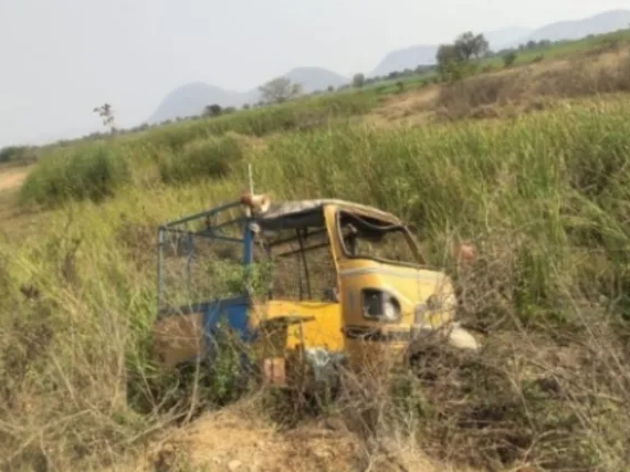 కలసపాడులో ఆటో అదుపుతప్పి బోల్తా