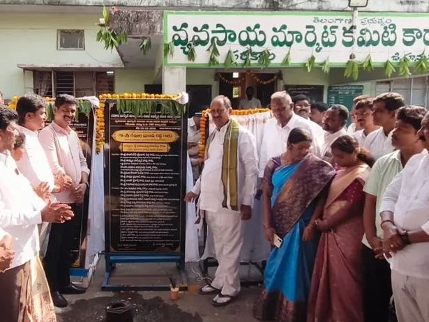 మార్కెట్లో అభివృద్ధి పనులకు శంకుస్థాపన చేసిన ఎమ్మెల్యే