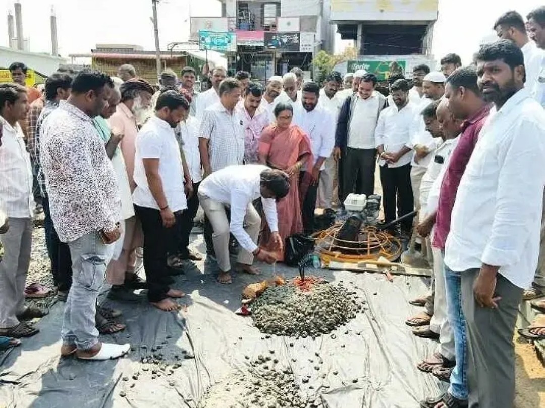 ధారూర్ బస్టాండ్లో సీసీ పనులు.. ప్రయాణికుల హర్షం