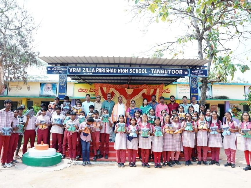 పాఠశాల అభివృద్ధికి పూర్తి సహకారం: జూకంటి బాబు