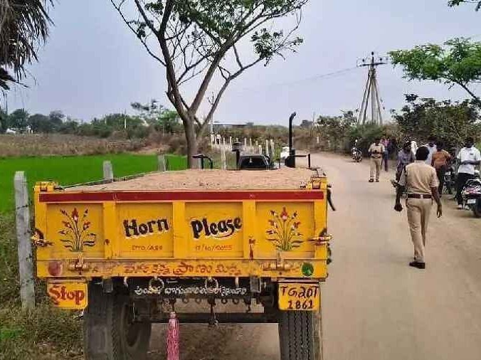 అక్రమంగా తరలిస్తున్న ఇసుక ట్రాక్టర్ పట్టివేత