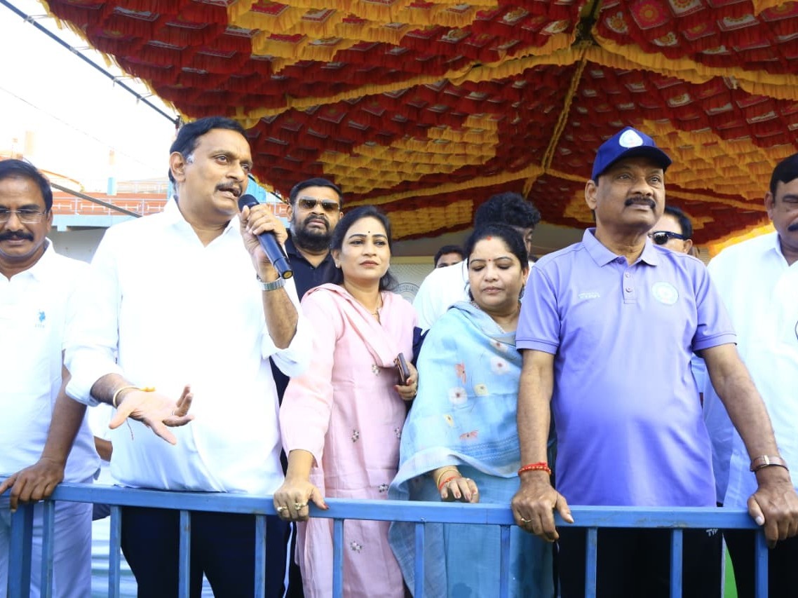 ప్రజా ప్రతినిధులను ప్రోత్సహించిన ఎంపీ