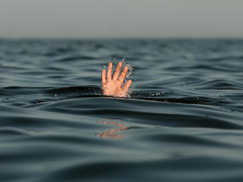 సముద్రంలో మునిగి పర్యాటకుడు మృతి