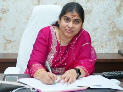 జిల్లా కలెక్టర్ బదిలీ కాకపోవడానికి కారణం ఏంటి..?