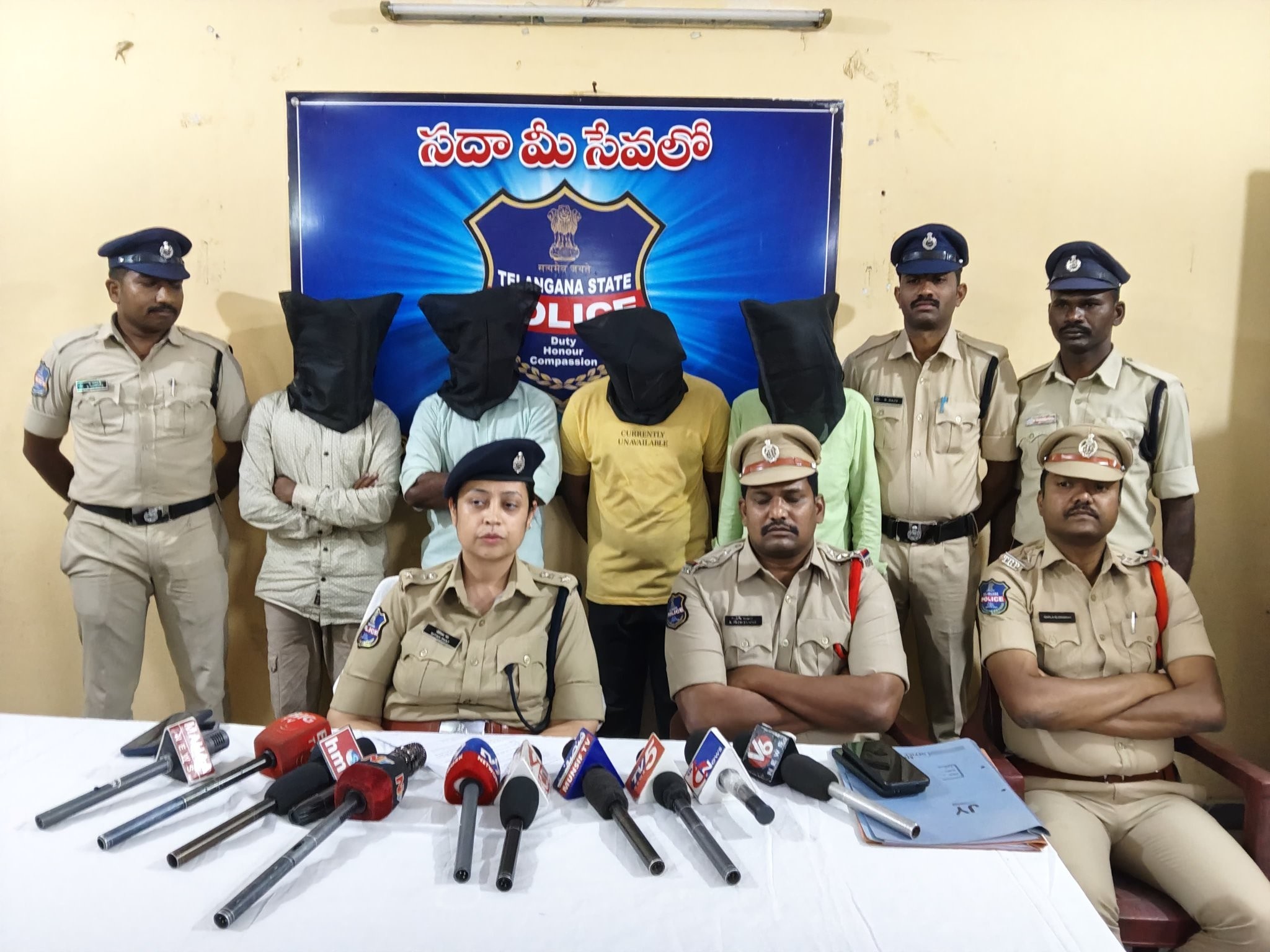 చోరికి పాల్పడిన నలుగురు దొంగల అరెస్ట్