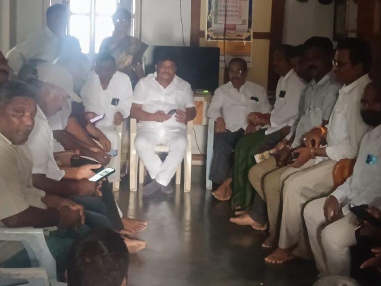 మాజీ సర్పంచిని పరామర్శించిన మాజీ ఎమ్మెల్యే