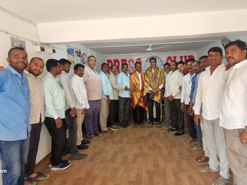 మున్సిపల్ ఛైర్మన్‌కు జర్నలిస్టుల సన్మానం