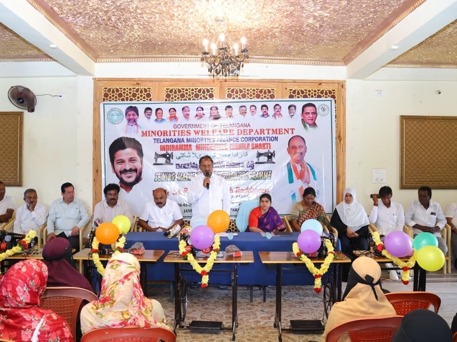 కుట్టు మిషన్లను పంపిణీ చేసిన పరకాల ఎమ్మెల్యే