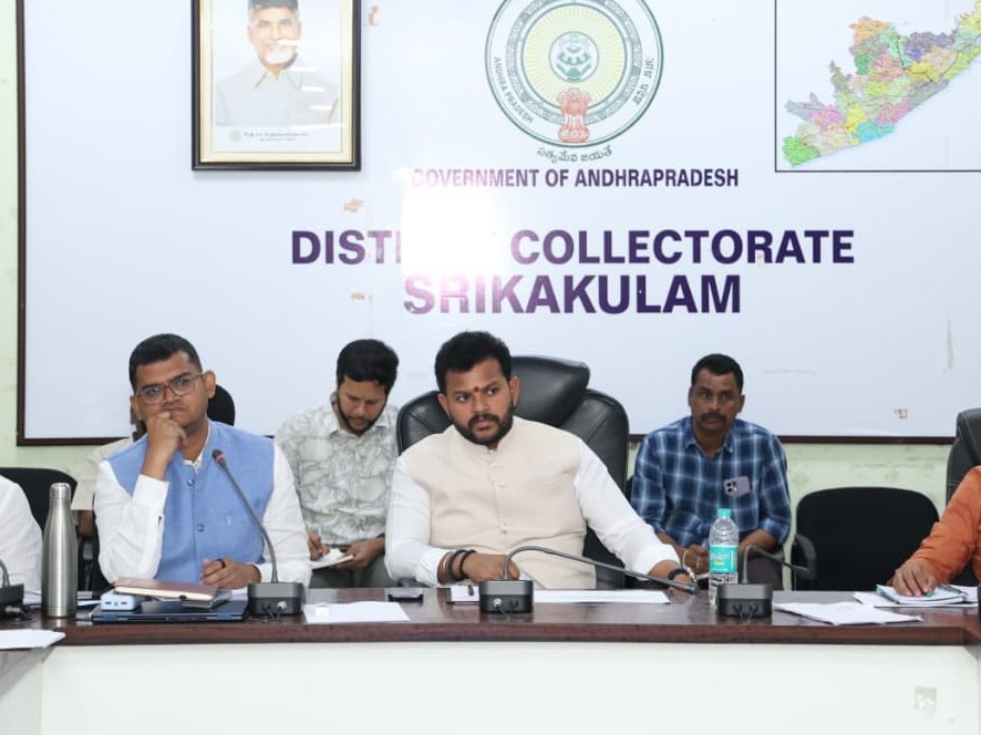 అధికారులతో కేంద్రమంత్రి ప్రత్యేక భేటీ