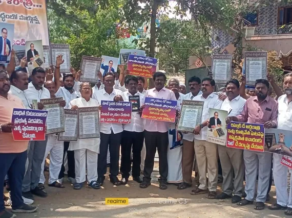 దళిత మాజీ సైనికుడి ఇంటి కూల్చివేతపై నిరసన