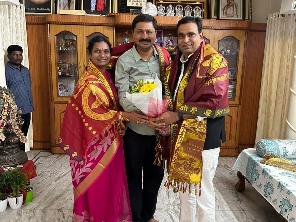 నల్గొండ కార్పొరేషన్ తొలి మేయర్‌ను సత్కరించిన ఎంపీ