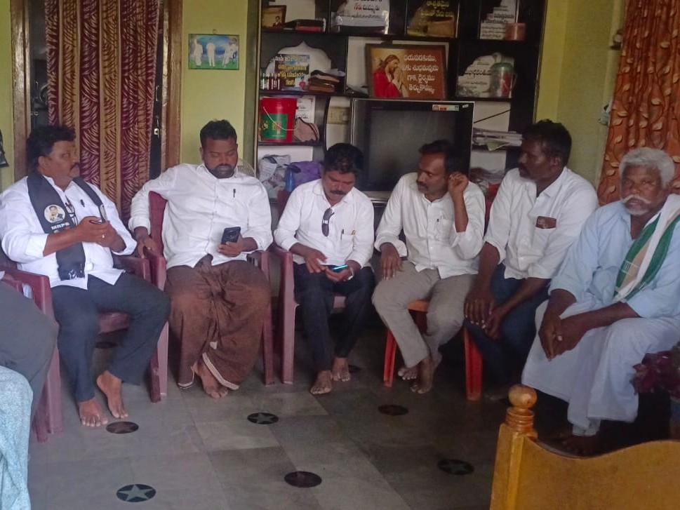 భాస్కర్‌ను పరామర్శించిన ఎమ్మార్పీఎస్ నేతలు