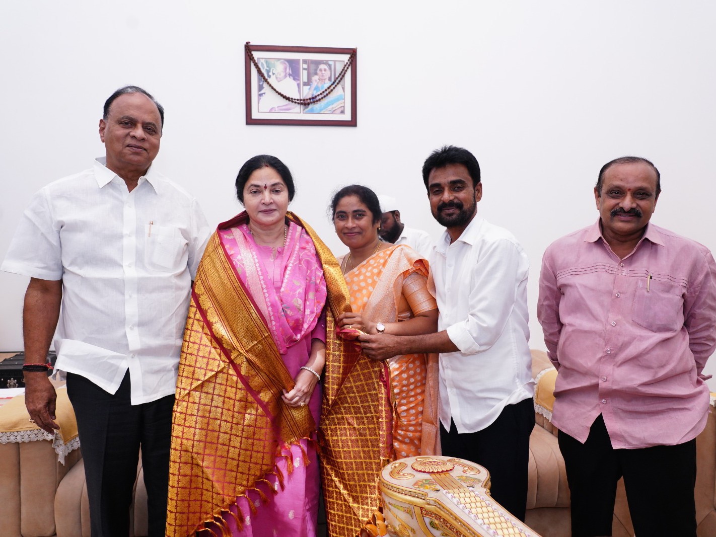 వీపీఆర్ దంపతులను కలిసిన మేయర్