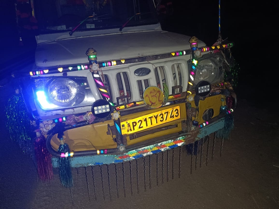 హైవేపై రోడ్డు ప్రమాదం.. ఇద్దరు మృతి