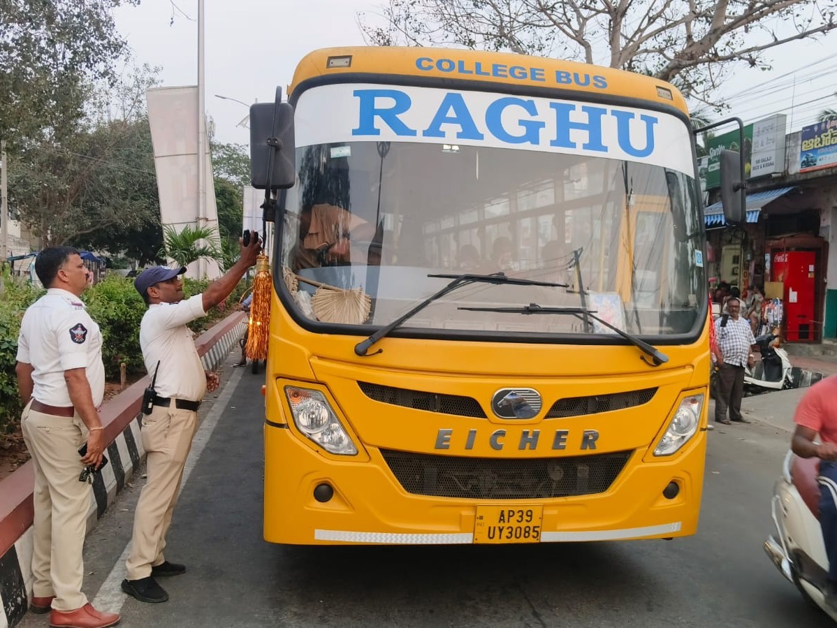 స్కూల్ బస్సులు తనిఖీ చేసిన ట్రాఫిక్ పోలీసులు