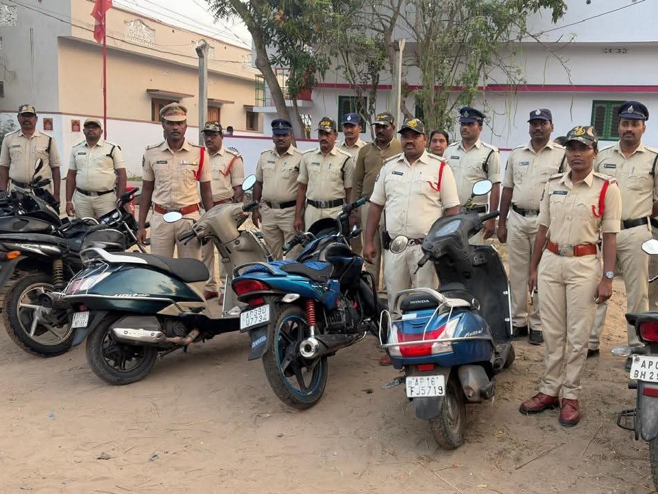 బాపట్లలో పోలీసుల కార్డెన్ సెర్చ్.. 40 బైకులు స్వాధీనం
