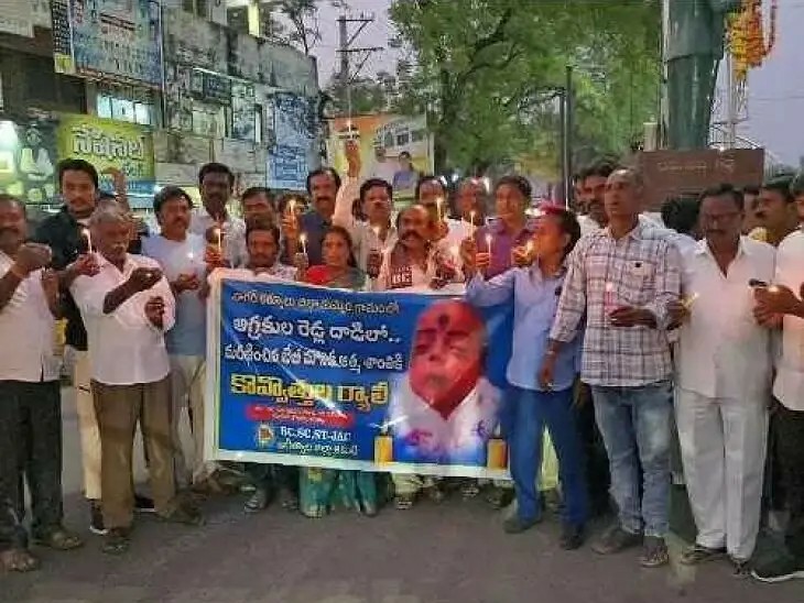 చిన్నారి మృతికి కొవ్వొత్తులతో నివాళులు