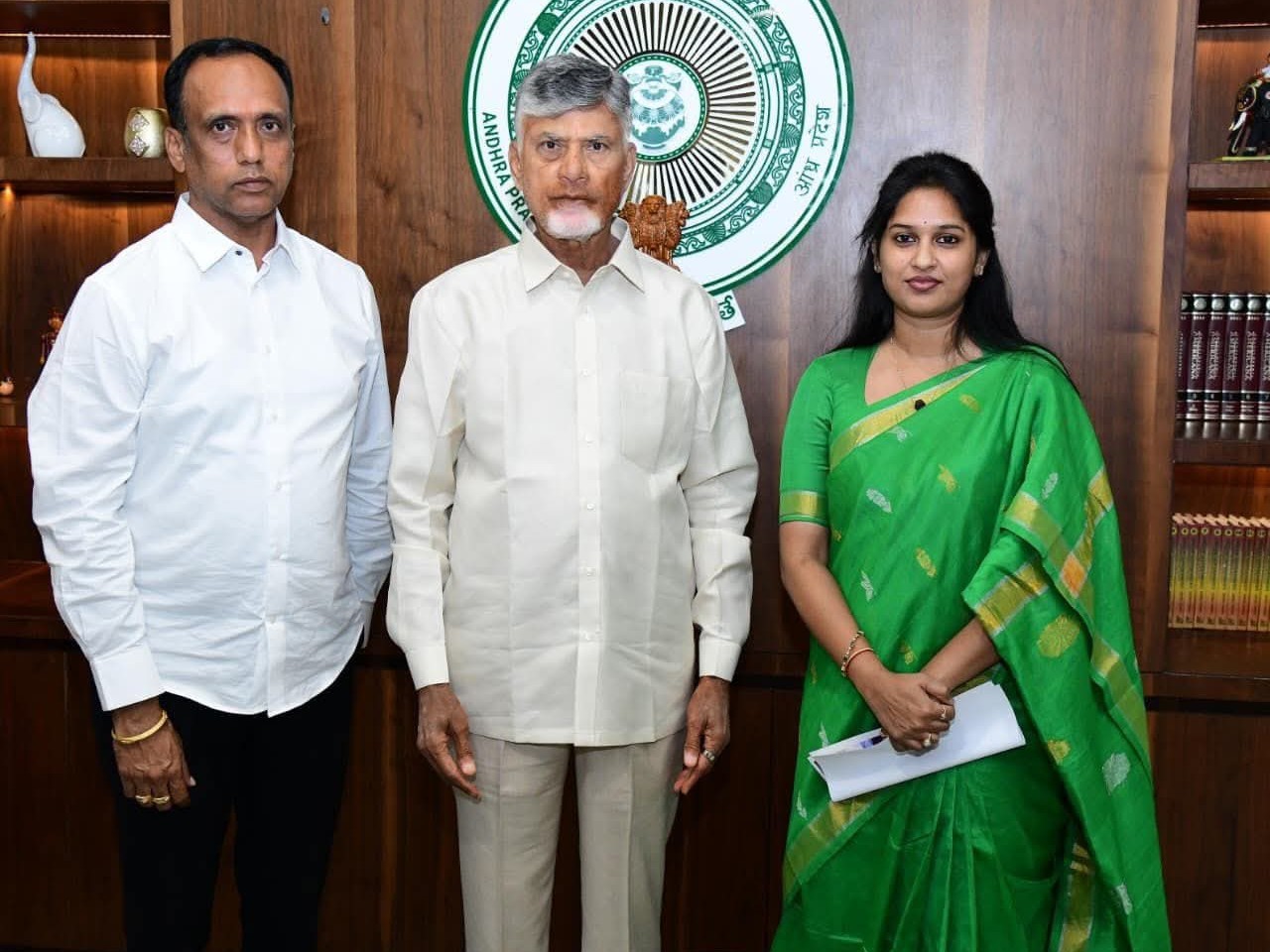 పలు సమస్యలపై సీఎంను కలిసిన ఎమ్మెల్యే శ్రావణి