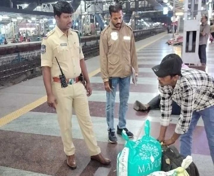 వరంగల్ రైల్వే స్టేషన్‌లో అర్ధరాత్రి తనిఖీలు