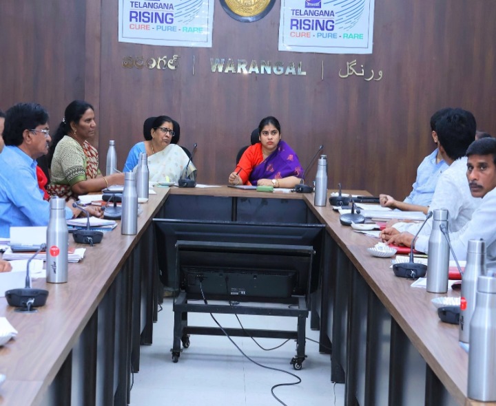 ప్రాజెక్ట్ పురోగతి పనులపై సమీక్షలు నిర్వహించిన కలెక్టర్