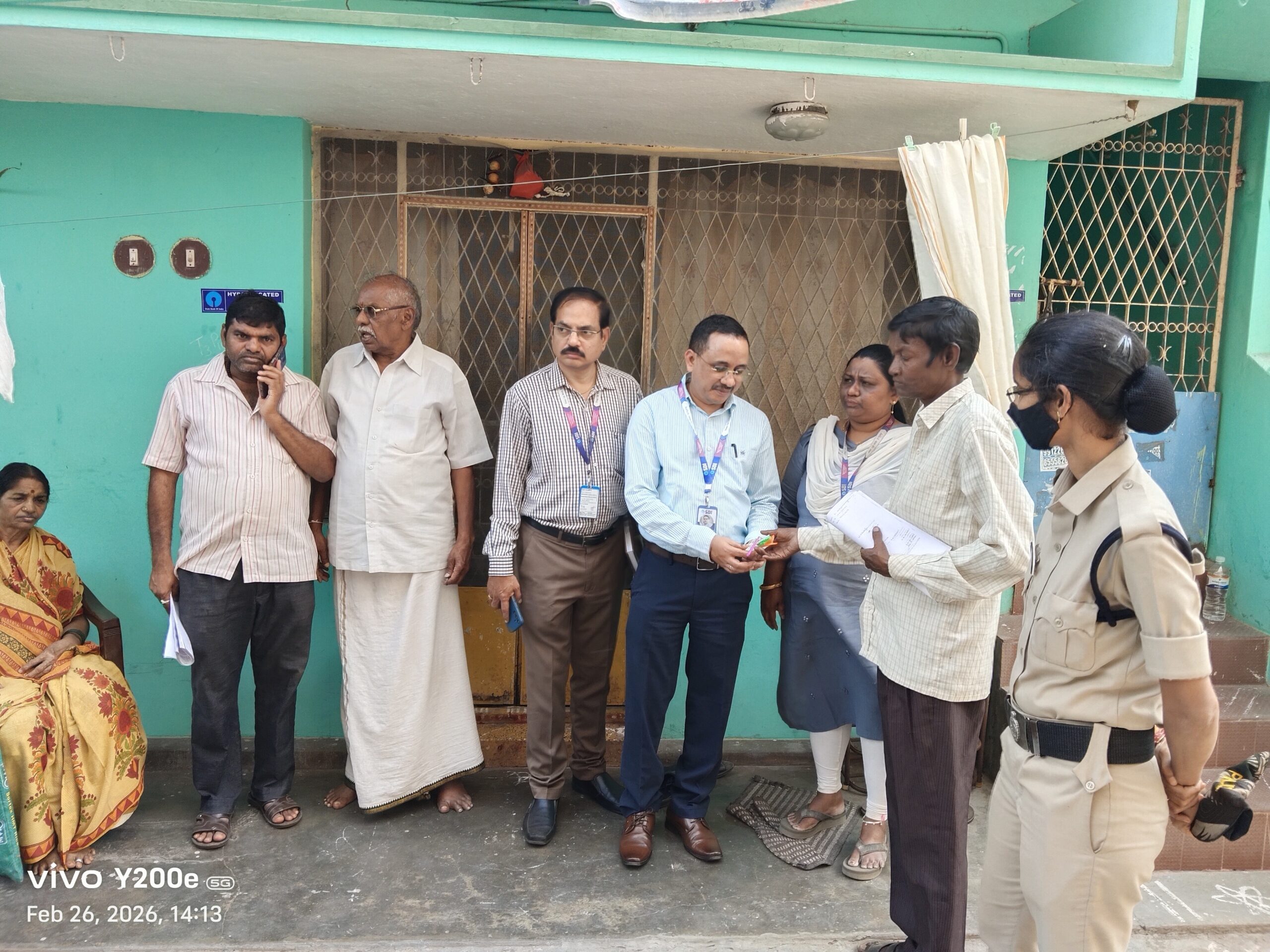 ఇంటికి తాళాలు వేసిన ఎస్.బి.ఐ