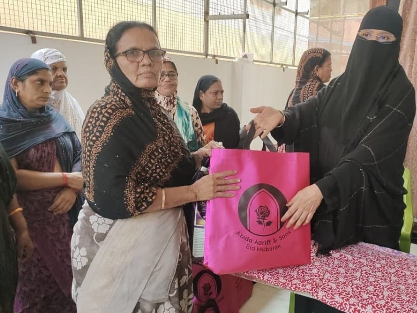 మహిళలకు రంజాన్ తోఫాలు పంపిణీ