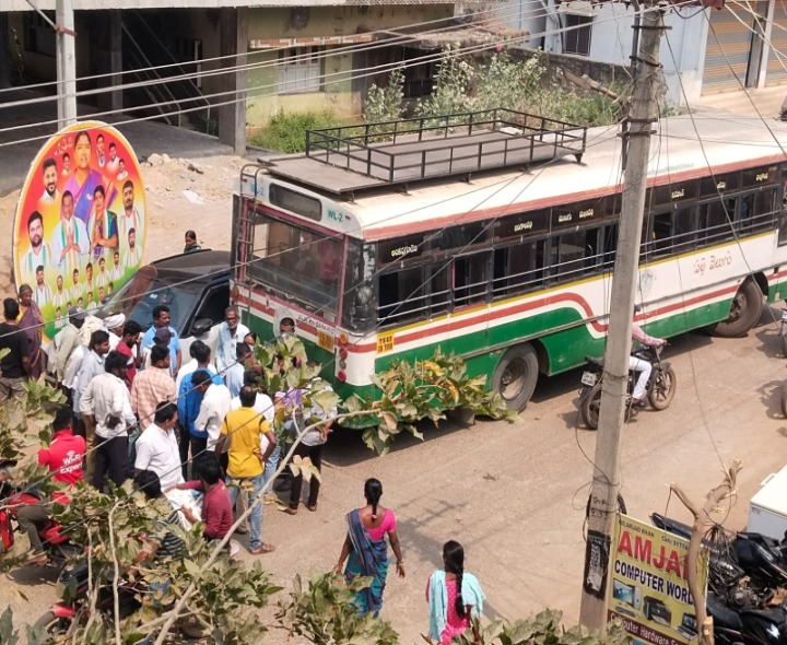 కారుని ఢీ కొట్టిన ఆర్టీసీ బస్సు.. తప్పిన ప్రమాదం