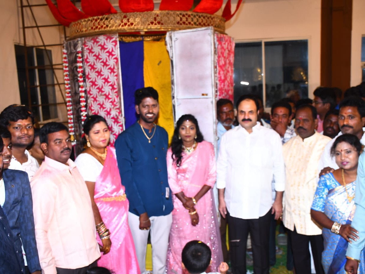 నూతన వధూవరులను ఆశీర్వదించిన మాజీ ఎమ్మెల్యే