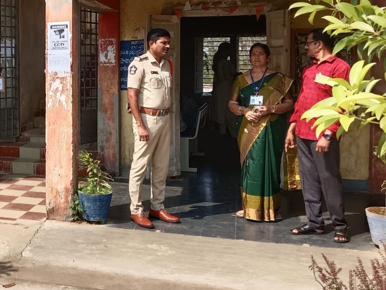 ఇంటర్ పరీక్షా కేంద్రాలను పరిశీలించిన సీఐ