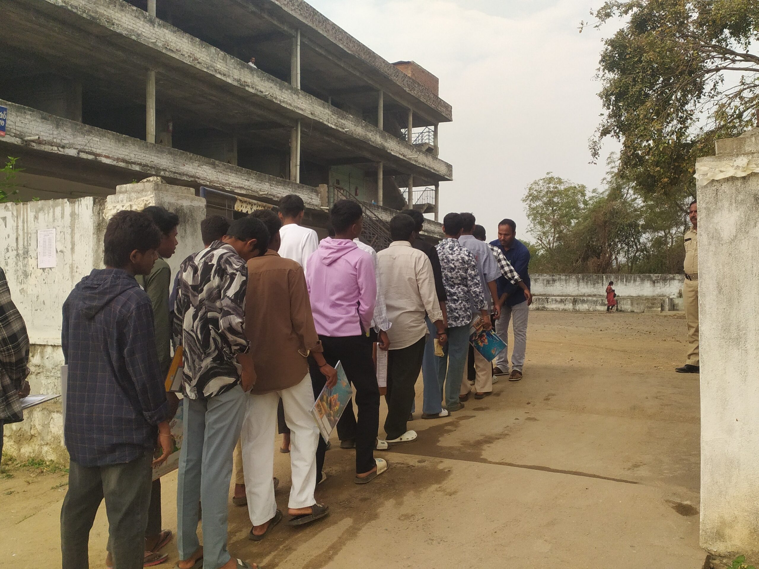 ప్రశాంతంగా ప్రారంభమైన ఇంగ్లీష్ పరీక్ష