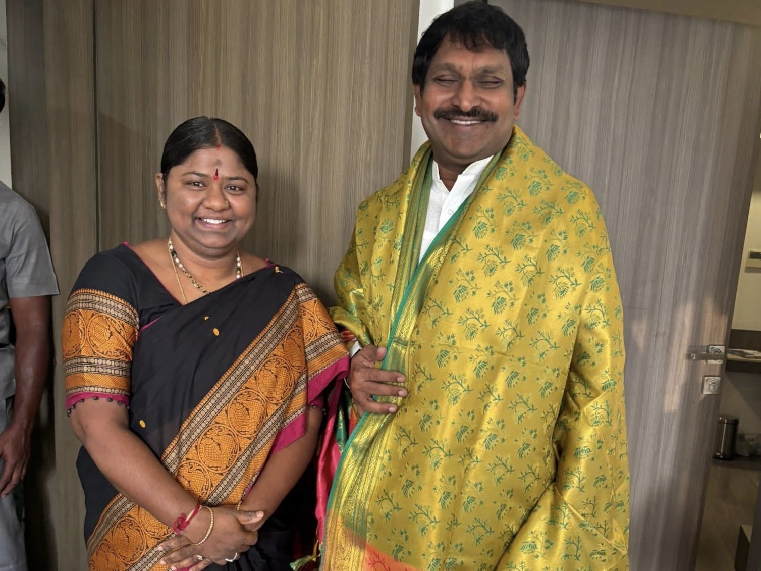 విజయవాడలో బీద రవిచంద్రను కలిసిన గుడిసె ఆది కృష్ణమ్మ