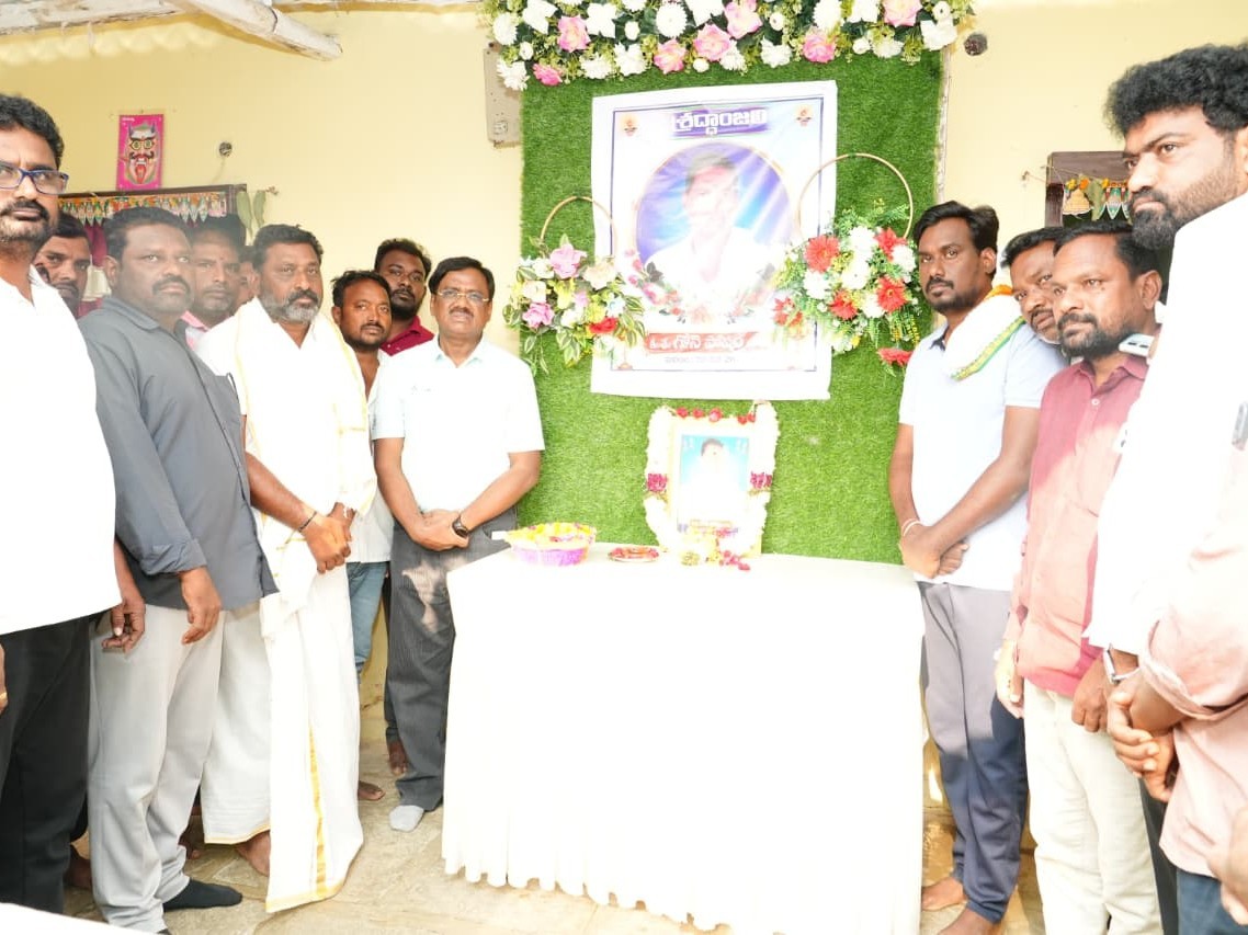 మాజీ సర్పంచ్ కుటుంబానికి మంత్రి పరామర్శ