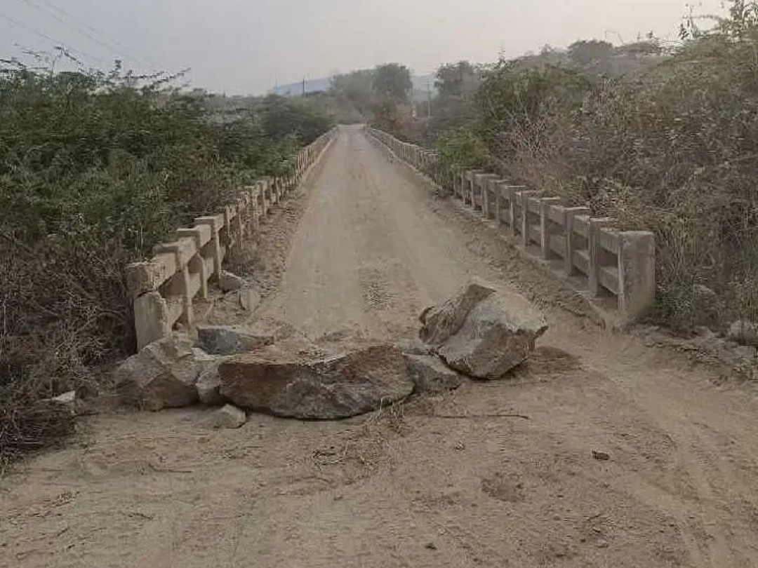 బ్రిడ్జి పిల్లరుకు పగుళ్లు.. రాకపోకలు బంద్
