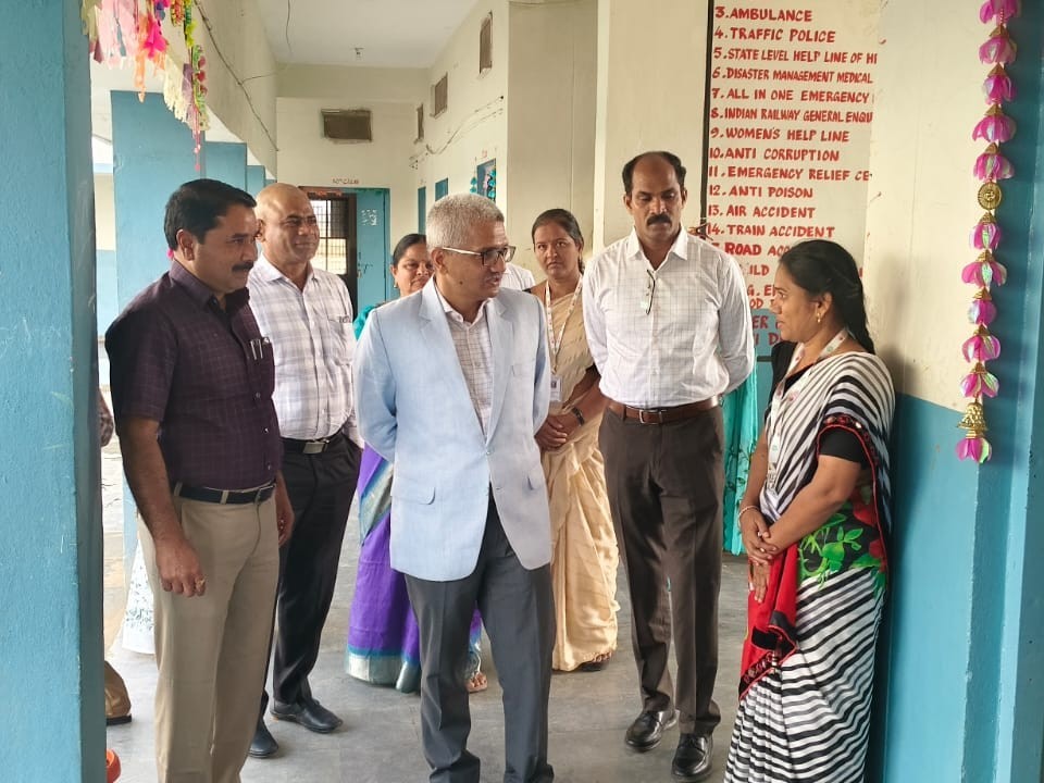 కేజీబీవీని సందర్శించిన కేంద్ర అధికారి కమలేష్ కుమార్ మిశ్రా