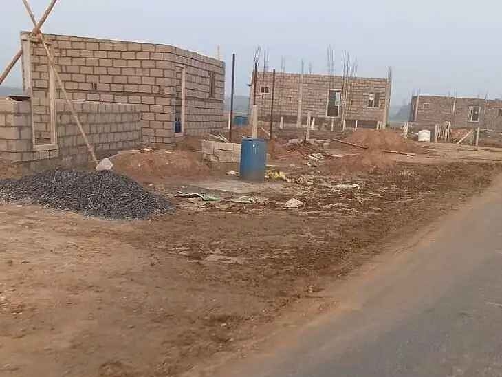 ప్లాట్లుగా మారుతున్న ప్రభుత్వ స్థలాలు