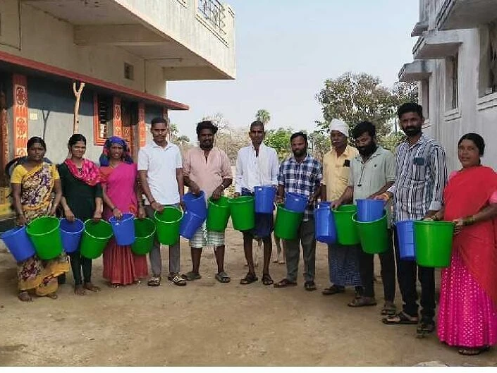 కుల్కచర్లలో తడి-పొడి చెత్త బుట్టల పంపిణీ